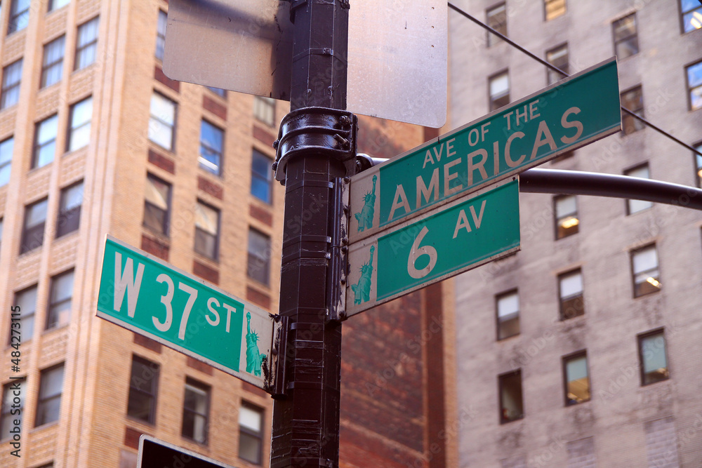 Obraz premium Green West 37th Street and Avenue of the Americas 6th traditional sign in Midtown Manhattan
