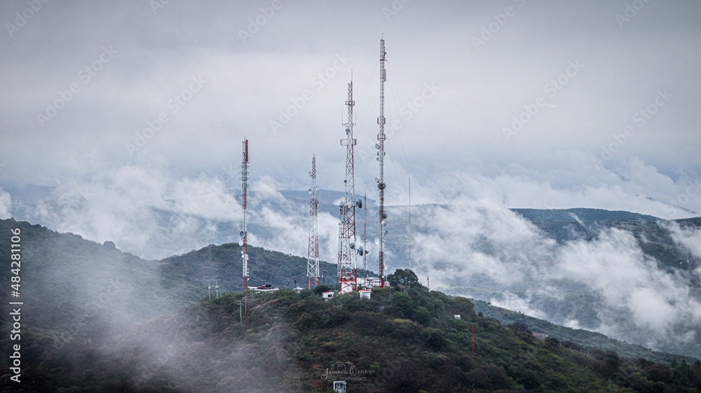 Antenas en amanecer con neblina en cerro de cubilete de cristo Rey en Silao Guanajuato México Antenas en amanecer con neblina en cerro de cubilete de cristo Rey en Silao Guanajuato México