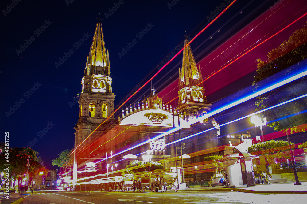 larga exposición nocturna de catedral de Guadalajara, Centro histórico de Guadalajara jalisco México luces del trolebus Centro Historico de Guadalajara