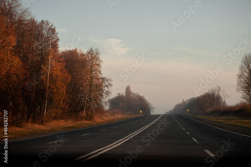 highway without cars. morning fog on the road. foggy autumn morning © Анастасия Сергиенко