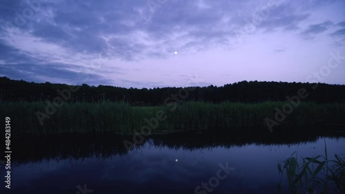 Abenddämmerung am Fluss im Ukranenland. Uecker Fluss.