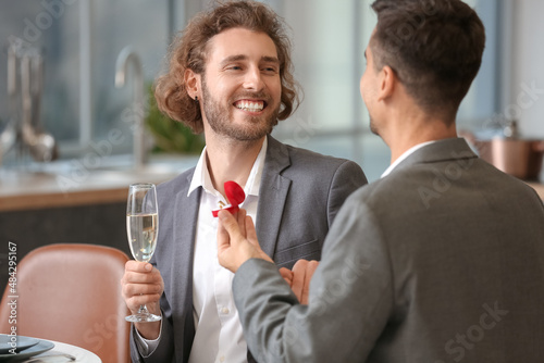 Young gay proposing to his ...