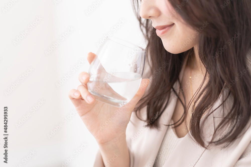 水を飲む女性 水を飲む女性