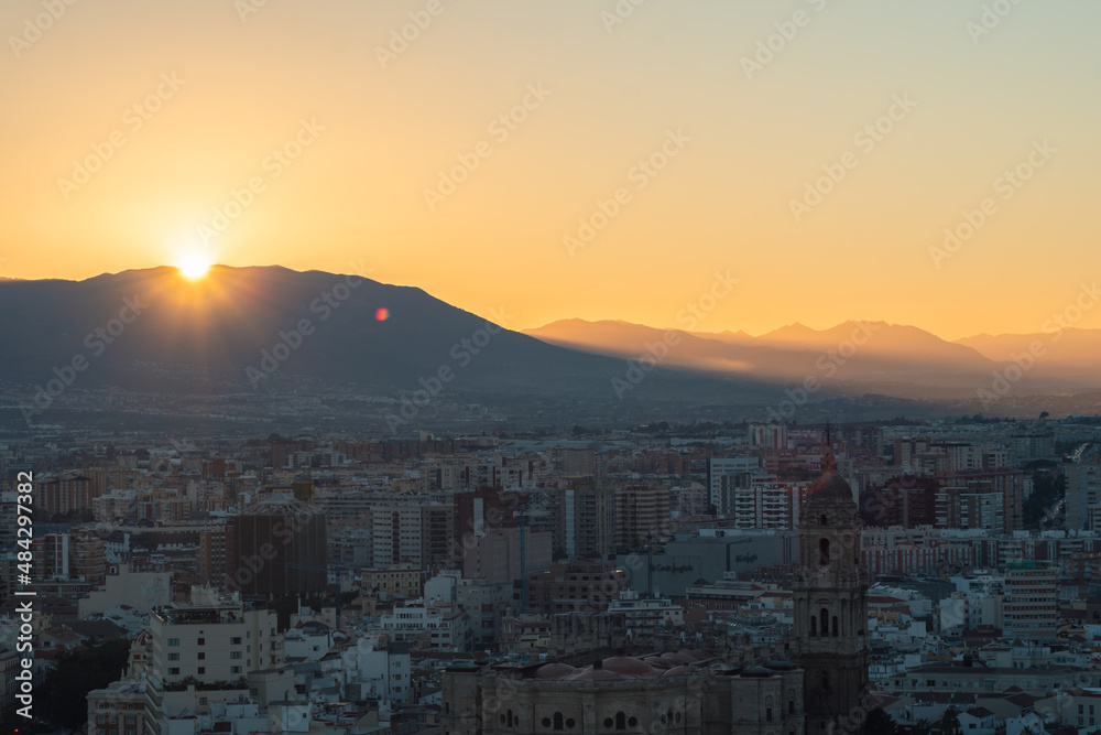 Vista panoramica de paisaje de Malaga con ciudad y montañas al atardecer, España