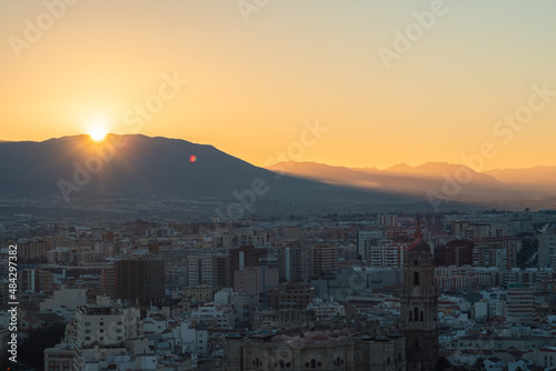 Vista panoramica de paisaje de Malaga con ciudad y montañas al atardecer, España