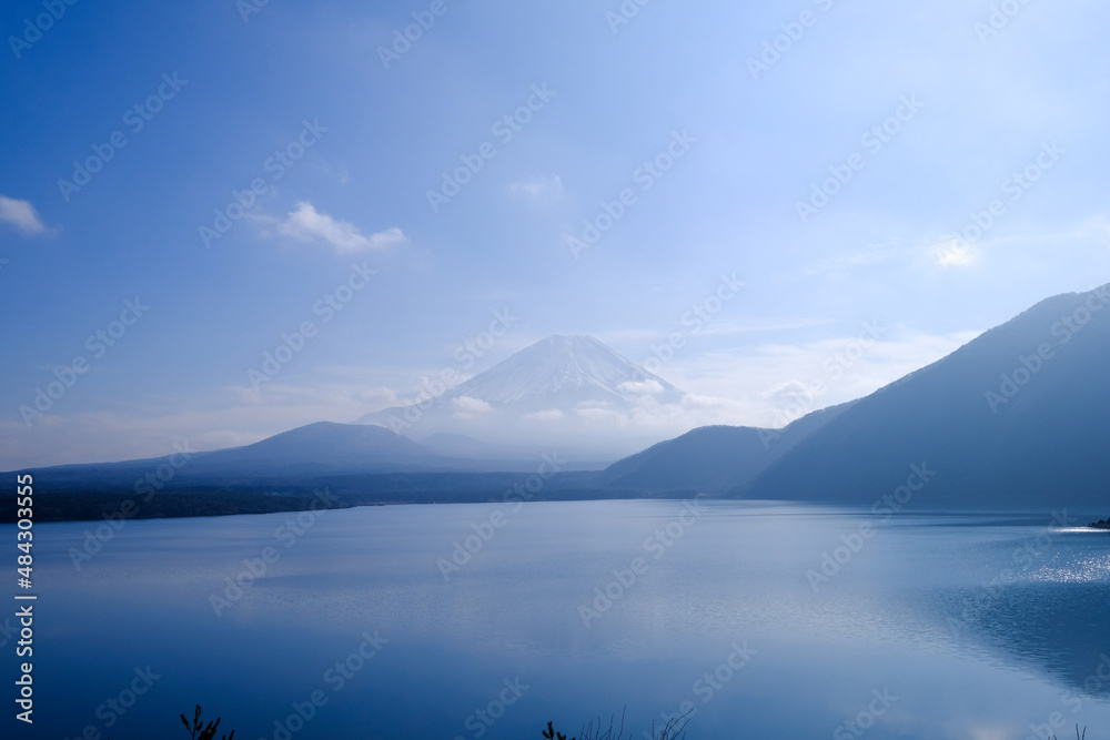 山梨県南都留郡河口湖町の本栖湖 山梨県南都留郡河口湖町の本栖湖