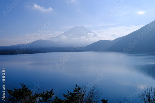 山梨県南都留郡河口湖町の本栖湖