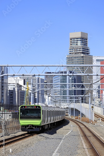 高輪ゲートウェイを走る山手線