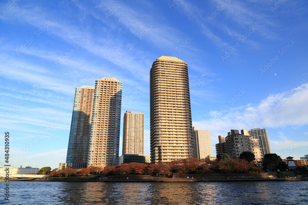 Fototapeta premium 隅田川にそびえ建つ高層マンション群
