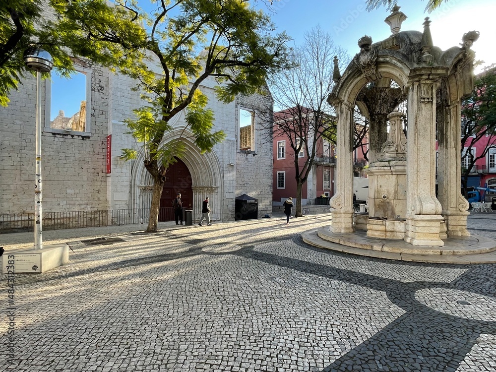 Obraz premium Alfama Lisboa district with square and fountain. Lisbon, Portugal