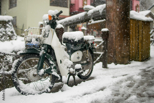 雪がつもったバイク