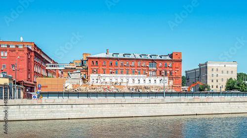 Obraz na płótnie Dismantling a building on Bolotnaya Embankment in front of the Krasny Oktyabr confectionery in Moscow, Russia w salonie