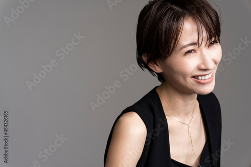 ジュエリーを身につける美しい女性