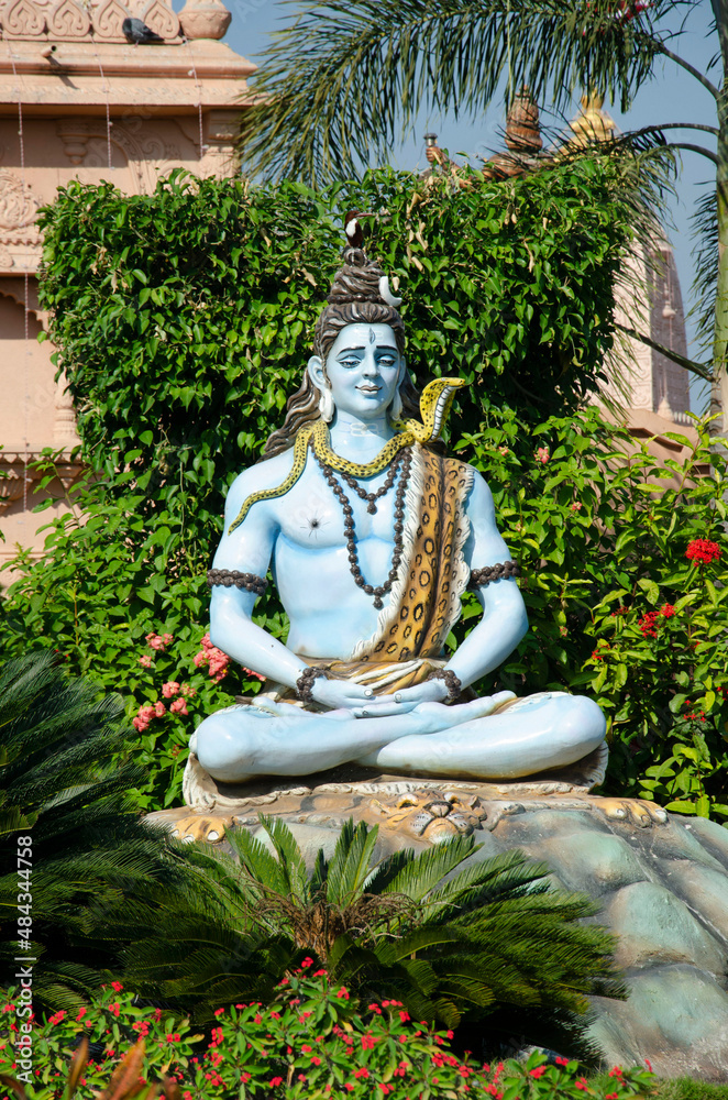 Obraz premium Lord Shiva as Yogi in Dhyana Mudra in garden of Nilkanthdham, Swaminarayan temple, Poicha, Gujarat,