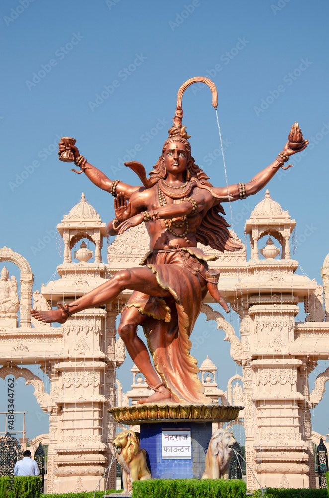 Obraz premium Statue of Dancing Shiva as Nataraja at gate of Nilkanthdham, Swaminarayan temple complex, Poicha, Poicha, Gujarat, India