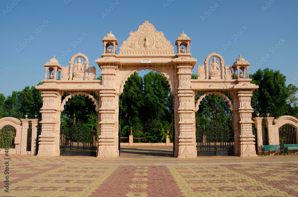 Obraz premium Carved Gateway at Nilkanthdham, Swaminarayan temple Poicha, Gujarat, India