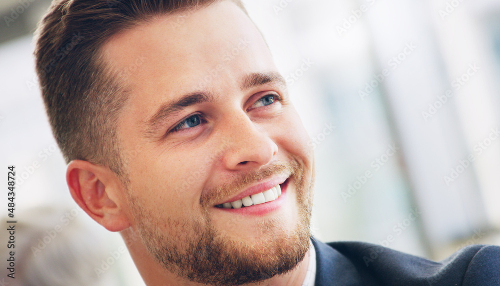 Obraz premium He isnt fully dressed without his smile