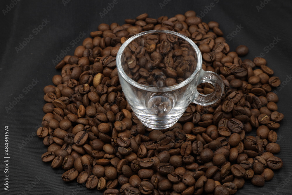 Fototapeta premium Small cup and coffee beans