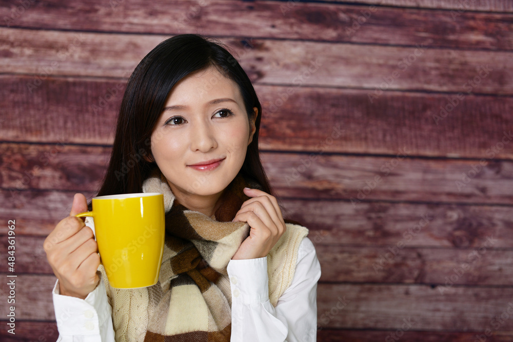 コーヒーを飲んでくつろぐ女性