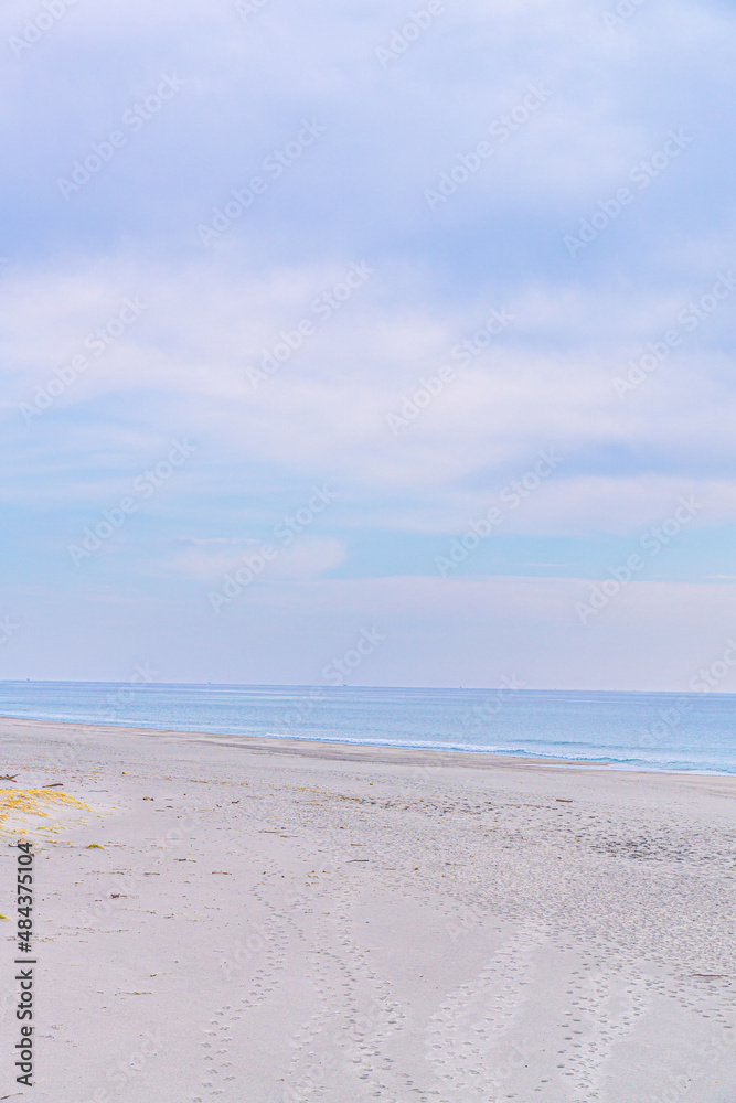 Obraz premium 雲の多い空と海