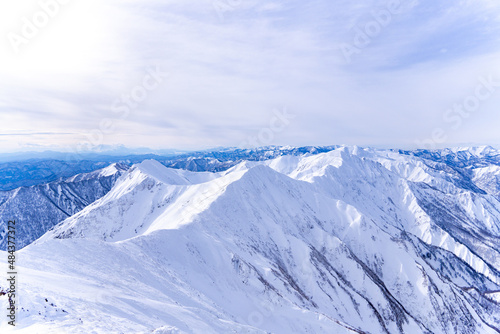 厳冬期の山岳風景 雪山と大空