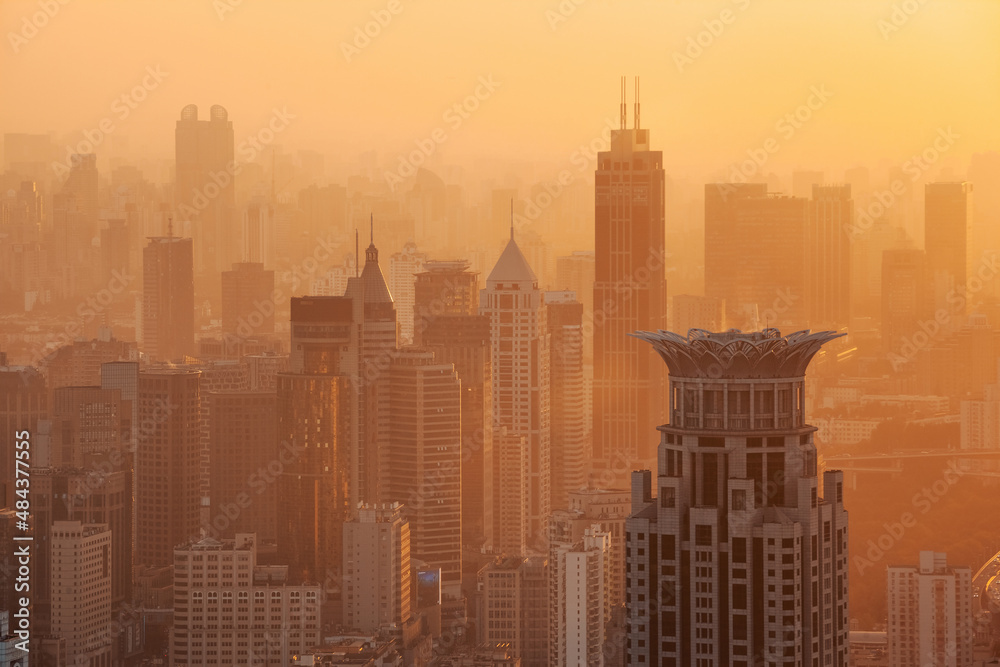 Obraz premium The skyline of urban architectural landscape in the Bund at sunset, Shanghai, China
