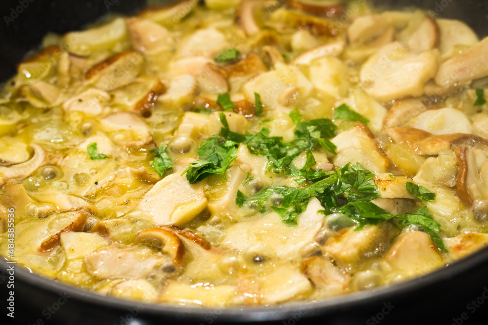 Sliced mushrooms in creamy sauce Sliced mushrooms in creamy sauce