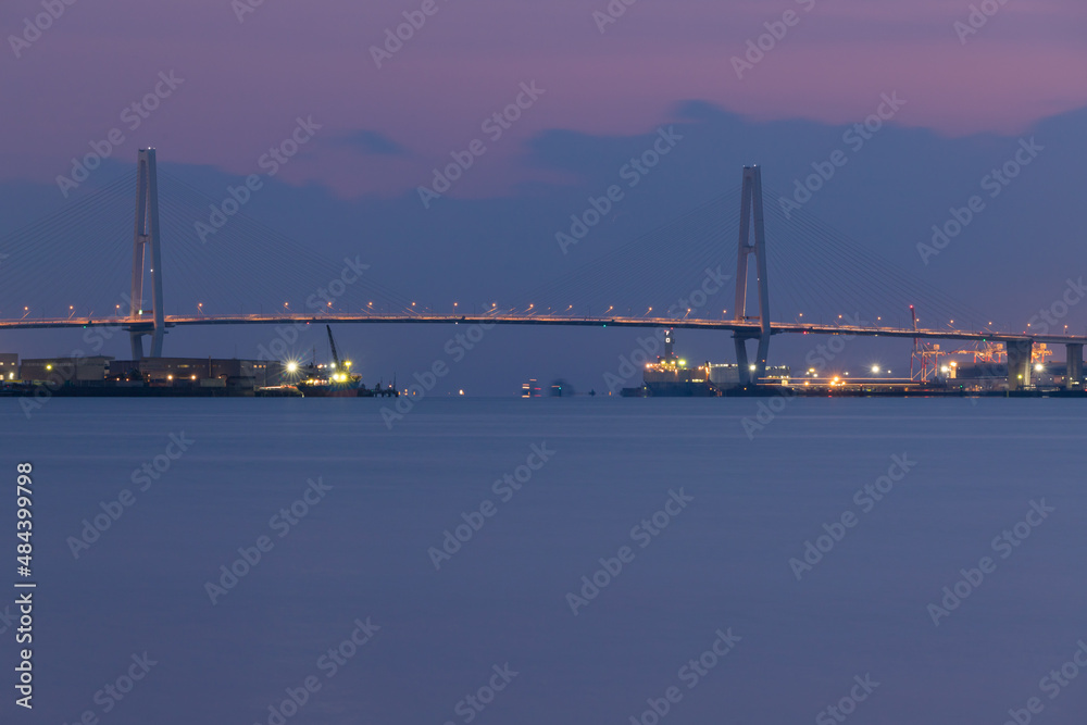 Fototapeta premium 名古屋港から見た名港トリトンの夜景