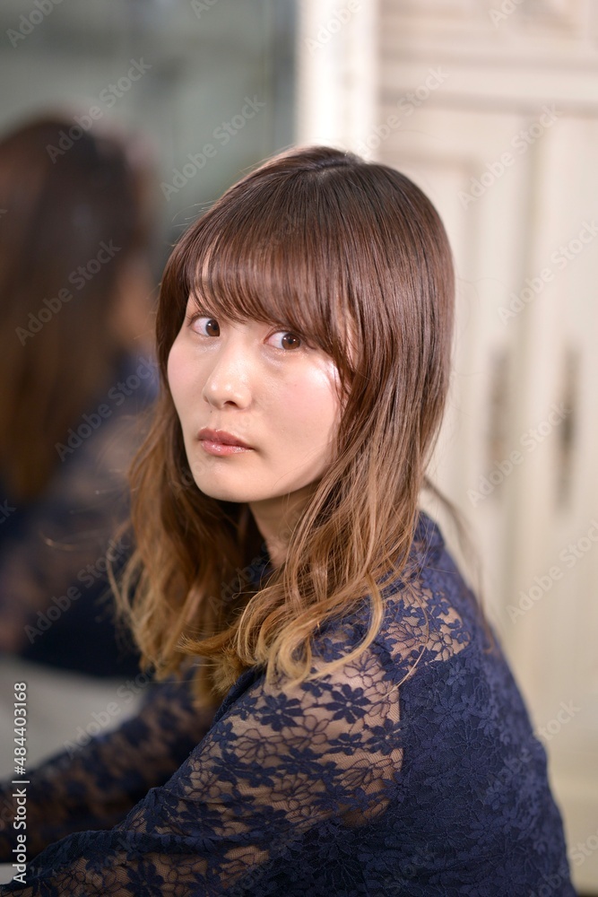 室内でポーズをとる若く美しい女性の表情 室内でポーズをとる若く美しい女性の表情