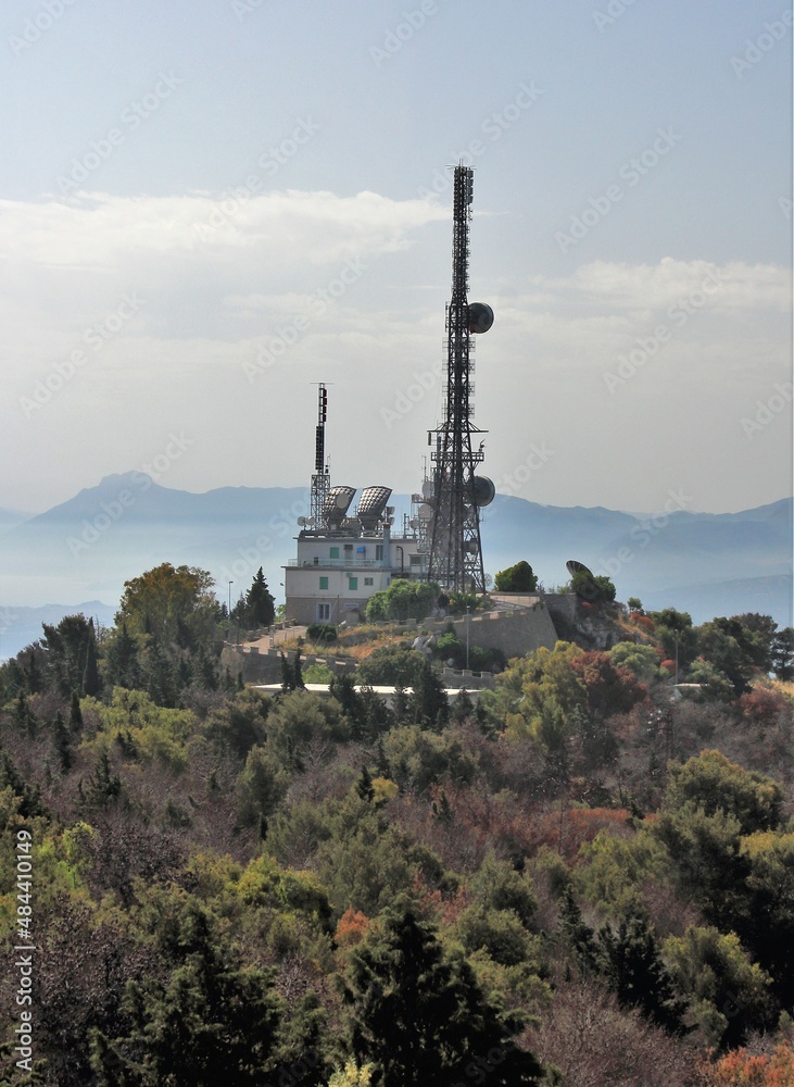 Obraz premium evocative image of television radio repeaters with mountains in the background 