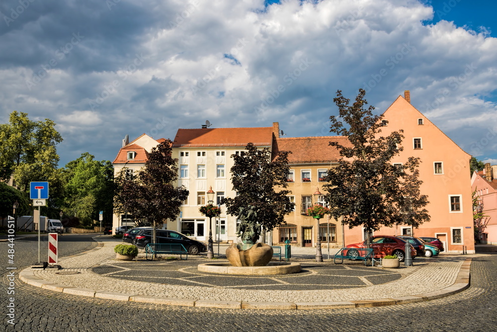 zittau, deutschland - klosterplatz mit marktfrauenbrunnen