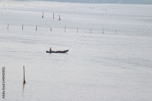 Canvastavla fisherman fishing on traditional fishing boat