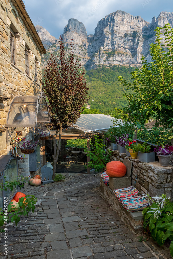 Obraz premium view of traditional architecture with stone buildings and in the picturesque village of papigo , zagori Greece