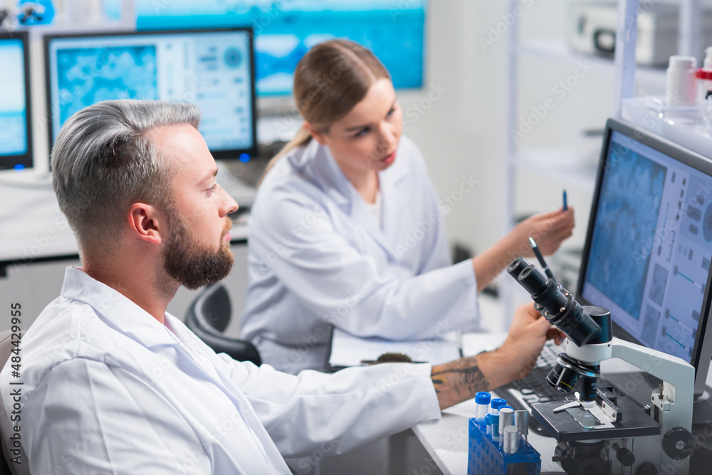 Obraz premium Professional team of scientists is working on a vaccine in a modern scientific research laboratory. Genetic engineer workplace. Future technology and science.