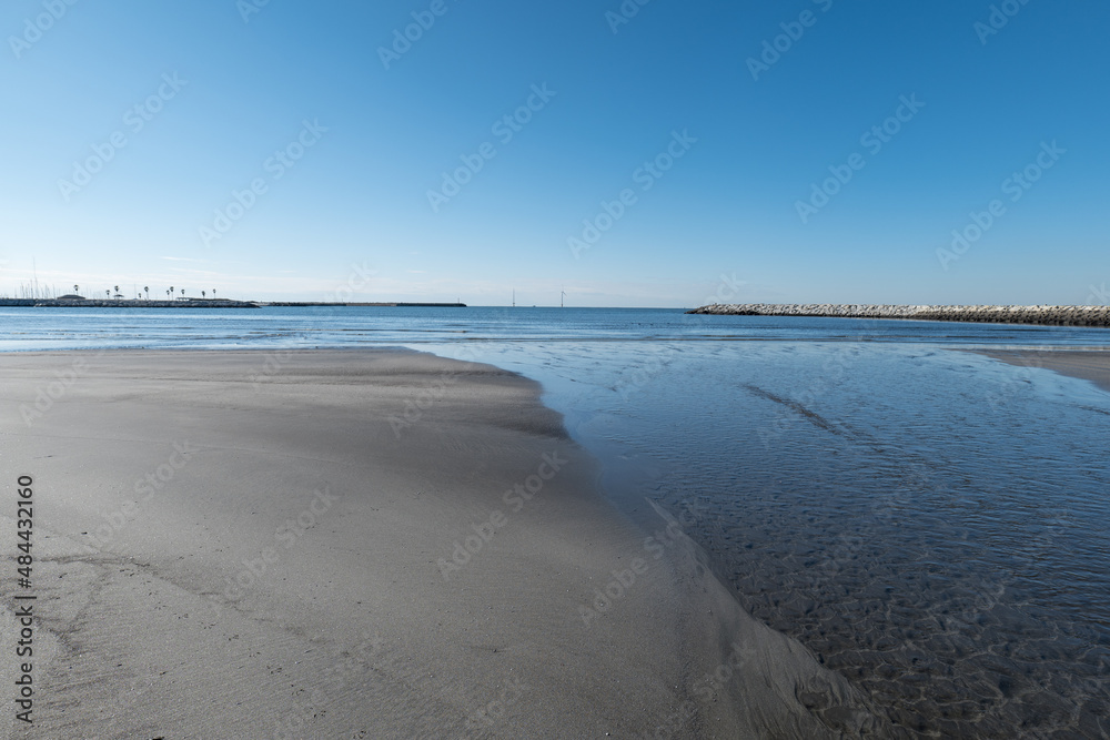 Obraz premium 冬の朝の海岸と川 銚子市名洗町