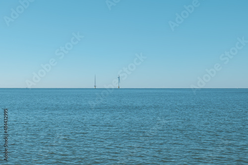 水平線と風力発電の風車