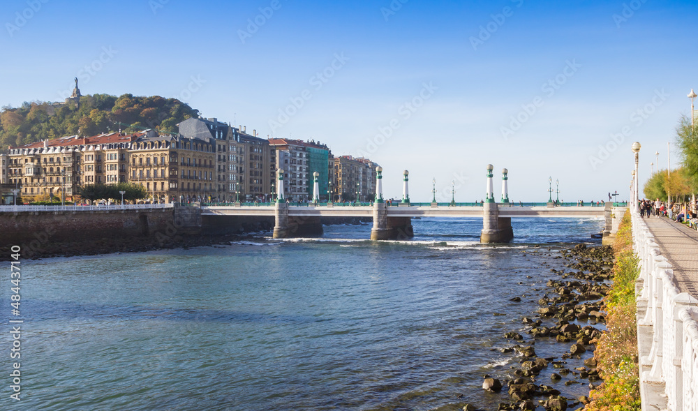 Obraz premium Bridge over the river Urumea in the historic center of San Sebastian