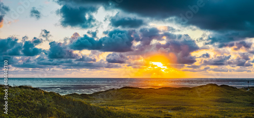 Sonnenuntergang am Meer mit Goldenen Sonnenstrahlen