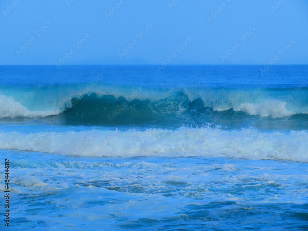 Fototapeta premium hiking the scenic shoreline in hawaii