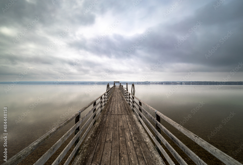 Fototapeta premium Wolkiger Nachmittag am Ammersee in Bayern im Winter