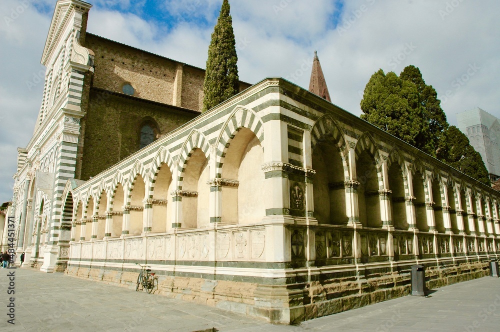 Basilica di Santa Maria Novella vista dall'angolo del giardino. Firenze