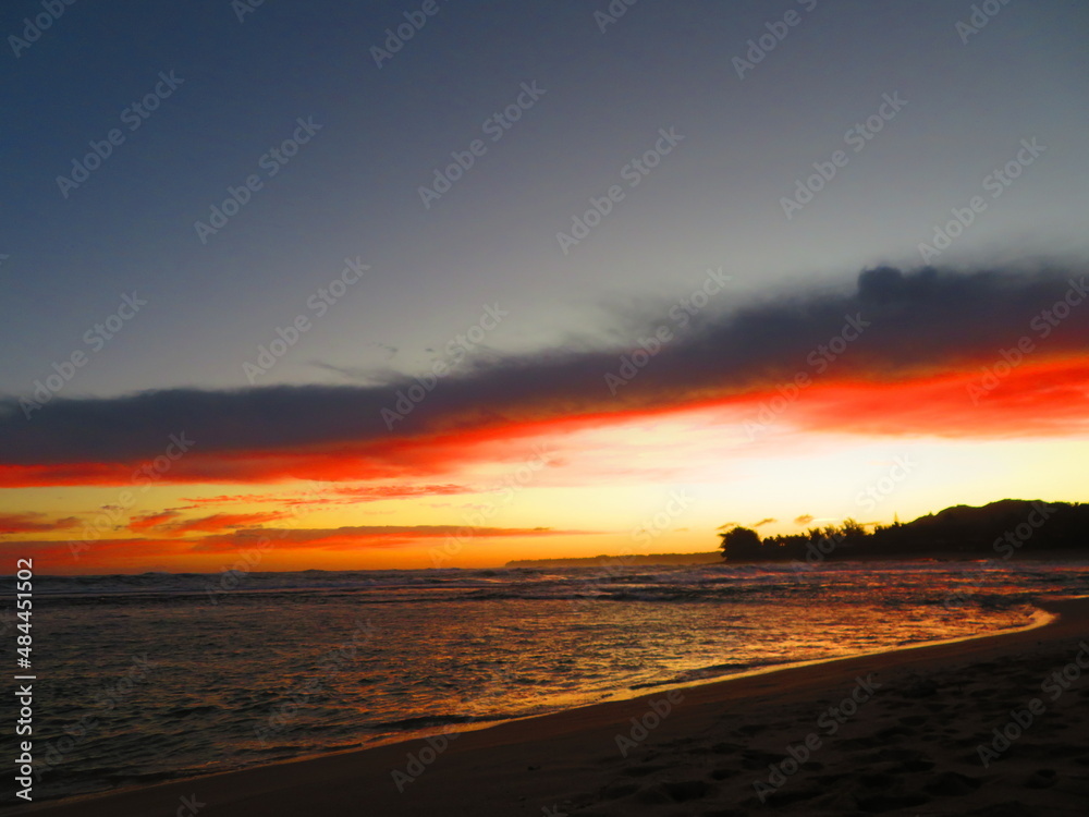 hiking beautiful beaches in hawaii