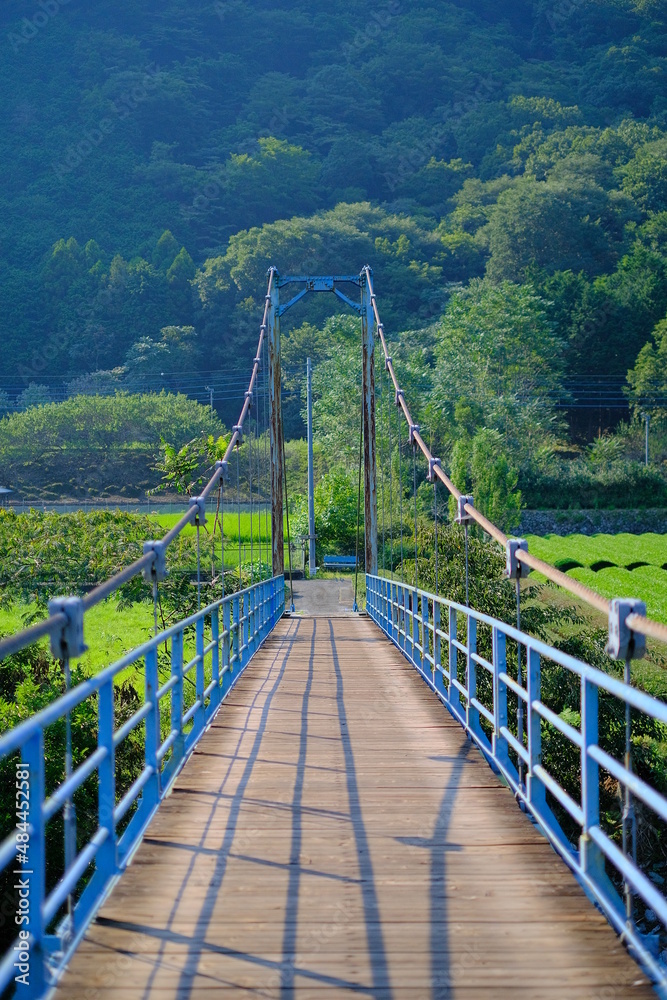 Obraz premium A blue bridge in the mountains