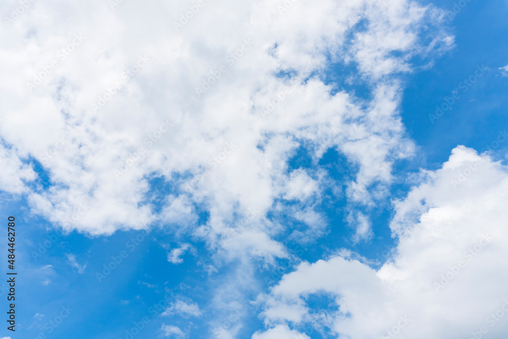 Obraz premium Blue sky background with white clouds