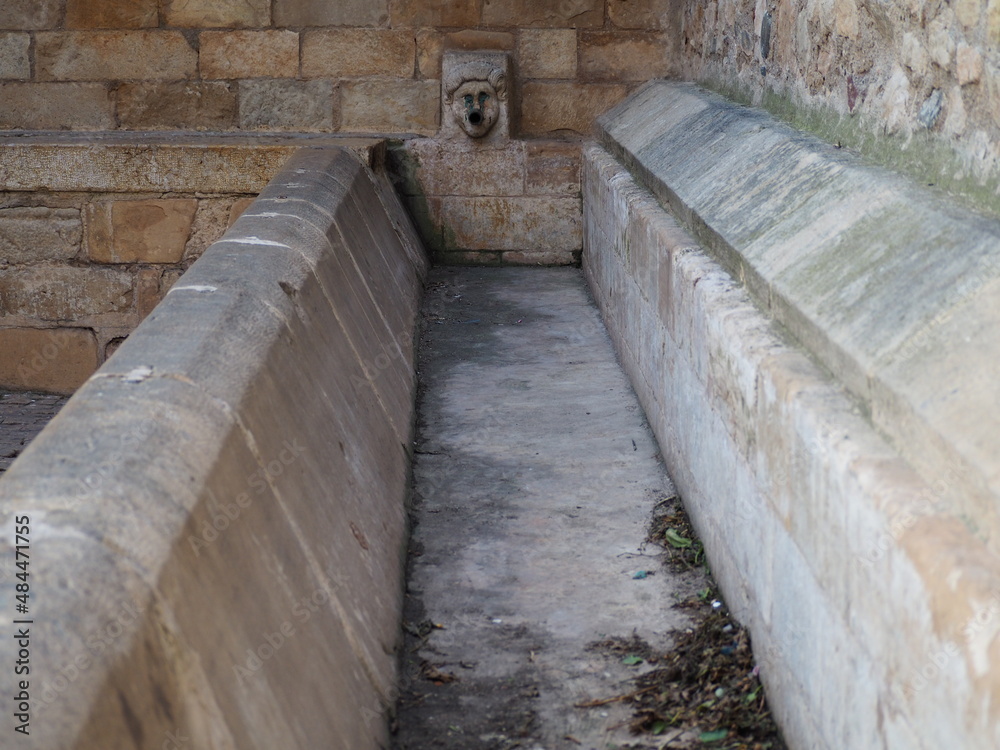 abrevadero de la fuente mayor de montblanch donde antiguamente bebian los animales, de forma rectangular y con un caño asomando de la escultura de un rostro, tarragona, españa, europa abrevadero de la fuente mayor de montblanch donde antiguamente bebian los animales, de forma rectangular y con un caño asomando de la escultura de un rostro, tarragona, españa, europa