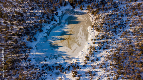 Drohnenaufnahme, Wald, Weiher, See, Winter, Schnee, Winterlandschaft, von oben photo