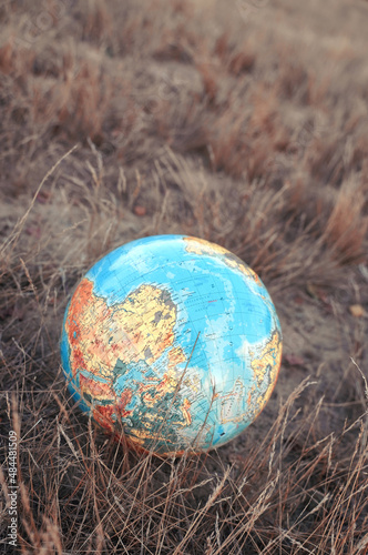 globus, mapa świata na wyschniętej łące