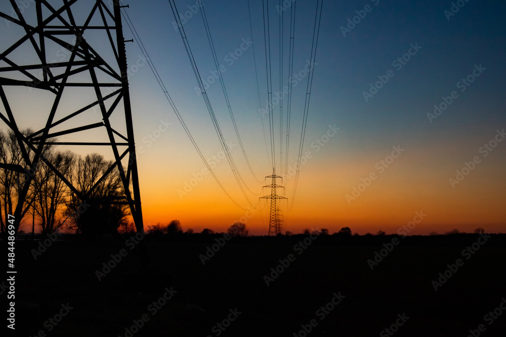 Hochspannungsleitung Silhouette im Abendlicht 