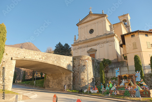 Konstfotografi La chiesa di Santa Maria Annunciata a Ponte Lambro, Italia.