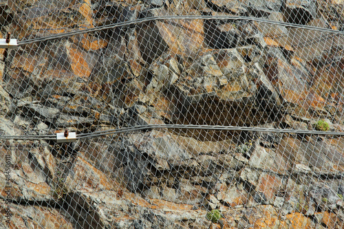 Εκτύπωση καμβά detail of a mesh rockfall barrier draped along